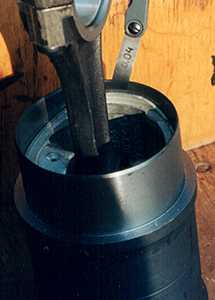 Рис. 11. Проверка зазора между поршнем и гильзой